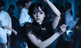 Adiós a Merlina: Jenna Ortega deslumbró en los Globos de Oro con seductor vestido 'nude'