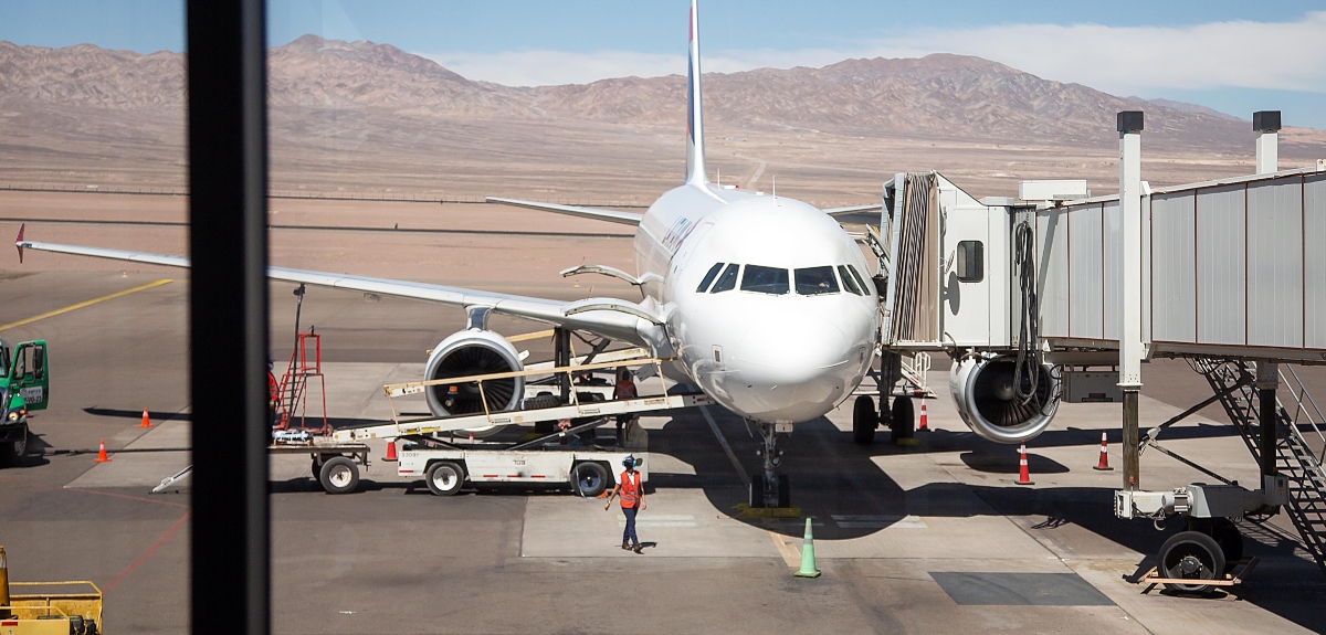 Dos cadáveres fueron encontrados en tren de aterrizaje de avión que viajó de Santiago a Bogotá