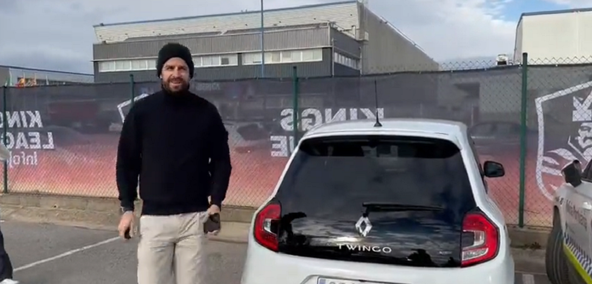 Piqué sigue 'facturando' tras el hit de Shakira: llegó a la Kings League... manejando un Twingo