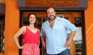 Chantal Aguilar y el chef Mikel Zulueta liderarán nueva franja cultural de Canal 13 en terreno