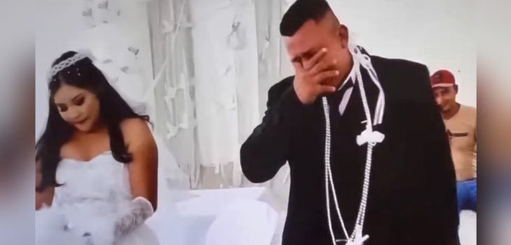 Hombre lloró por su expareja en boda