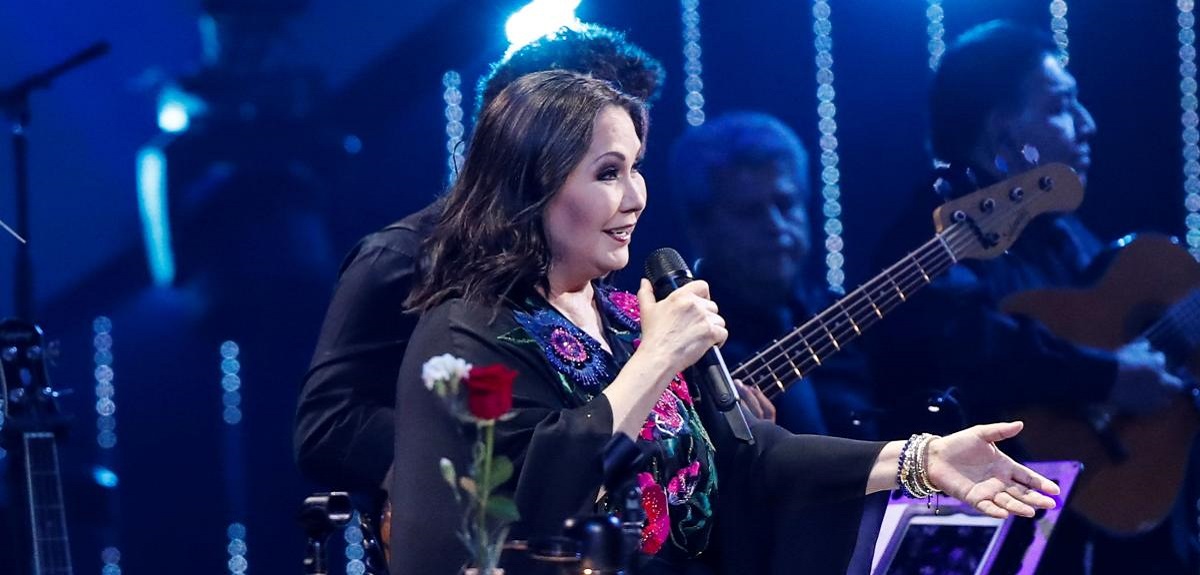 Ana Gabriel anunció en pleno concierto que "pronto dejará los escenarios": había recibido pifias