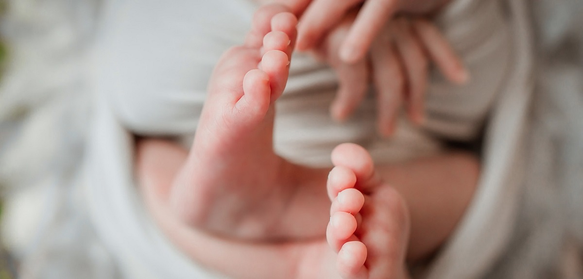 Sernac emite alerta por riesgo de asfixia en ropa de bebé
