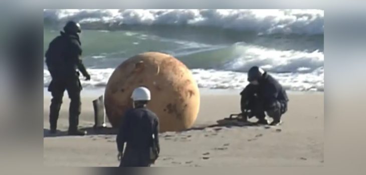 extraña esfera de hierro en playa de Japón