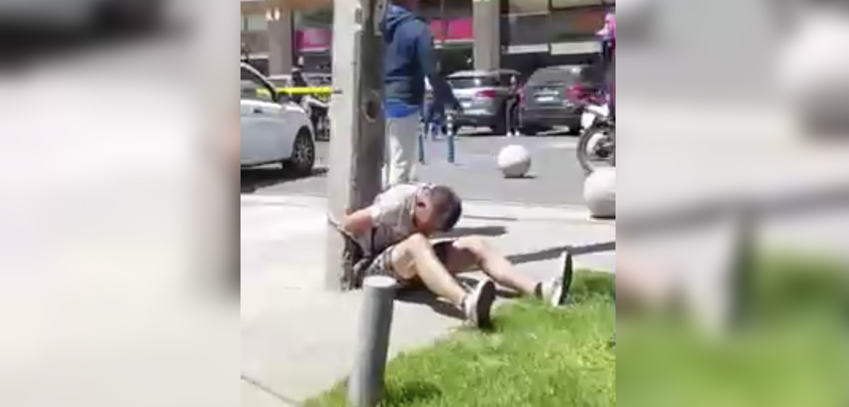 Hombre amarrado a poste tras intentar robar especies desde un auto