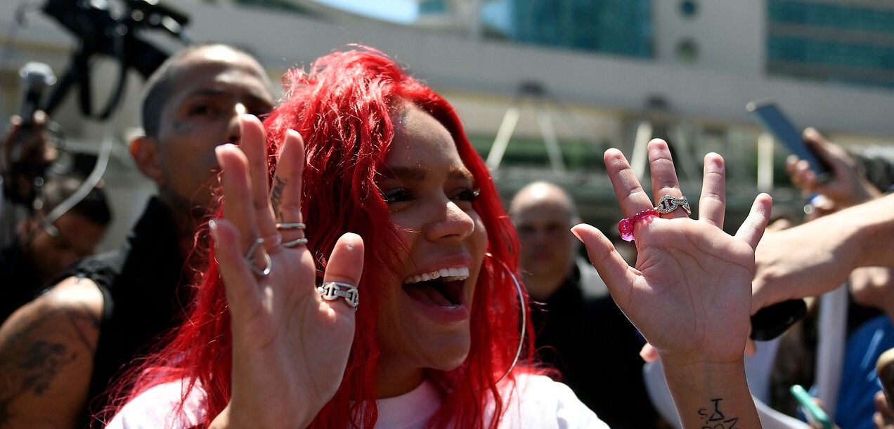 Karol G reacciona a bote con fanáticos