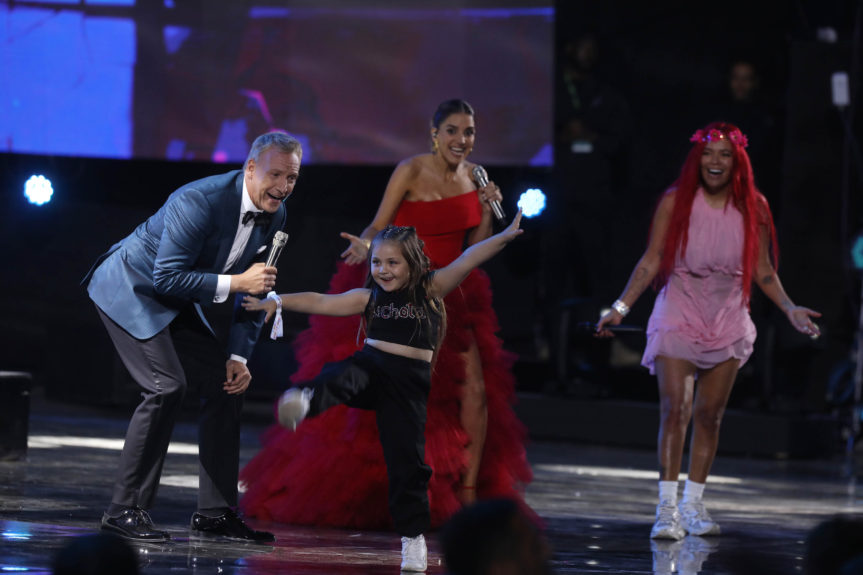 Karol G junto a su pequeña fan