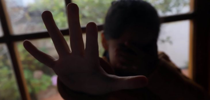 Formalizan a madre por maltrato infantil: dio palmadas a su hija