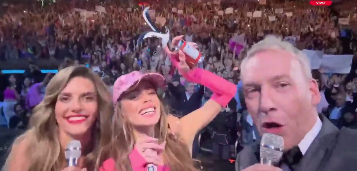 Martín Cárcamo se sacó selfie con Tini tras fail con Karol G en Viña: 