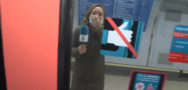 Grababan nota en el metro de Madrid, las puertas se cerraron y reacción de periodista se hizo viral