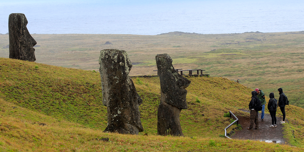 Sorpresivo hallazgo de nuevo moai en Rapa Nui: así luce la escultura encontrada en un lago seco