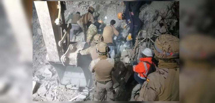 Niño de 7 años es rescatado vivo entre los escombros de edificio derrumbado por terremoto en Turquía