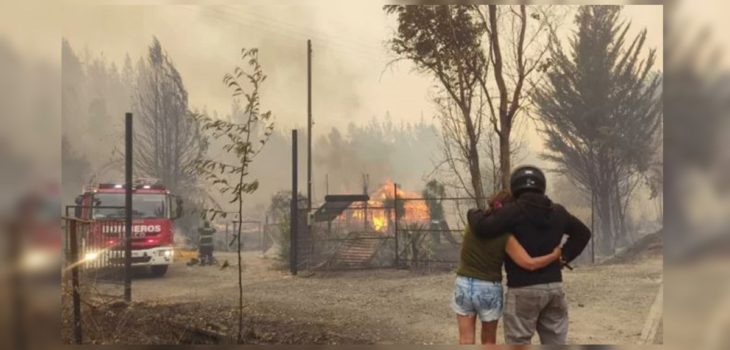 Pareja vivió desolador momento al ver cómo se quemaba su casa por incendios forestales