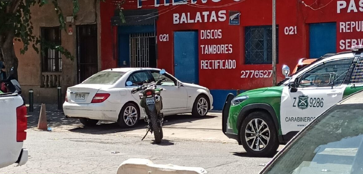 Hombre muere tras ser asesinado por motochorros en Estación Central: le robaron una cadena de oro