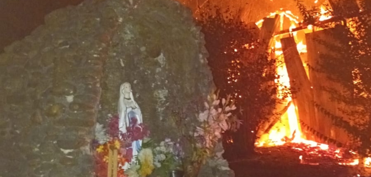 Ataque incendiario consumió capilla en La Araucanía: al menos ocho personas participaron del ataque