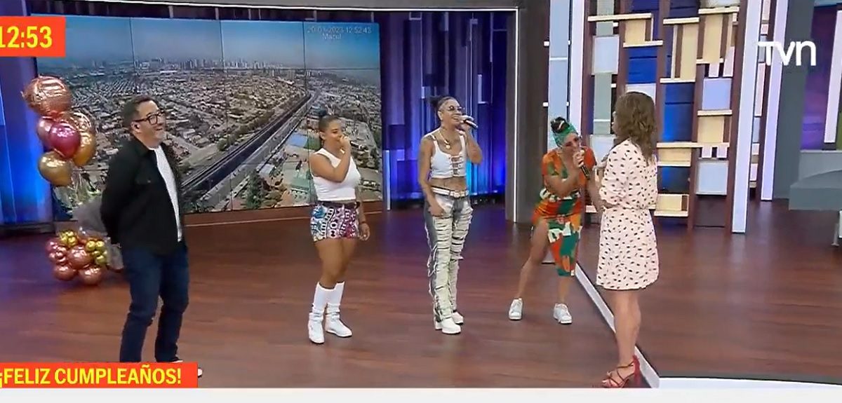 Flor de Rap canta cumpleaños feliz a María Luisa Godoy