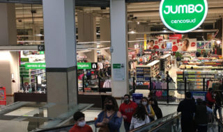 Jumbo debe indemnizar a clienta acusada por error de robar esmalte de uñas