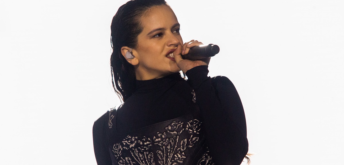 Rosalía hizo cantar a fans en Lollapalooza y sacaron risas por (pésima) interpretación