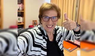 Profesora chilena universitaria de 68 años debuta en Spotify y la rompe con sus tips laborales