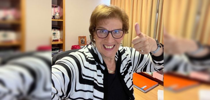 Profesora chilena universitaria de 68 años debuta en Spotify y la rompe con sus tips laborales