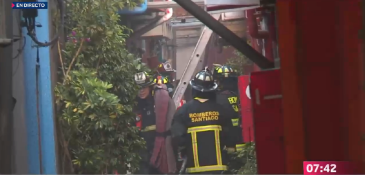Residentes de cité incendiado en Santiago acusan a vecino de iniciarlo