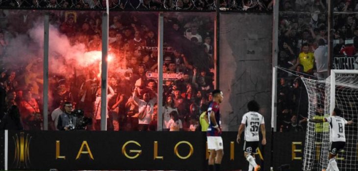 No salió barato: Colo Colo recibió castigo tras incidentes en el Monumental en Copa Libertadores