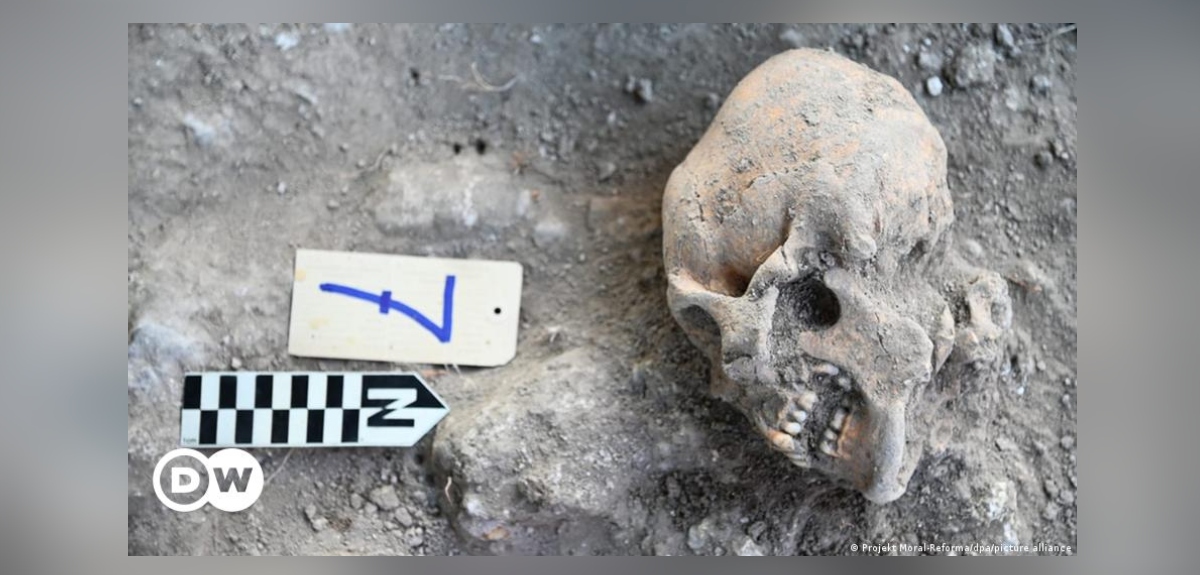 cuerpos decapitados y desmembrados bajo pirámide maya