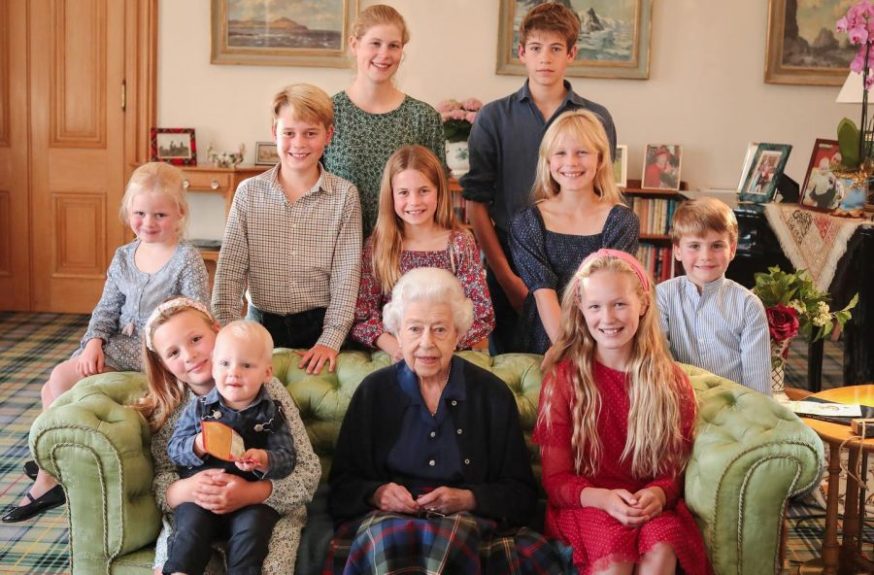 Revelan última foto de Isabel II junto a sus nietos y bisnietos: fue tomada por Kate Middleton