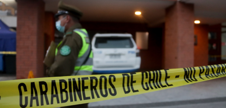 Niño de 8 años muere tras caer desde el piso 22 de un departamento en Santiago Centro.