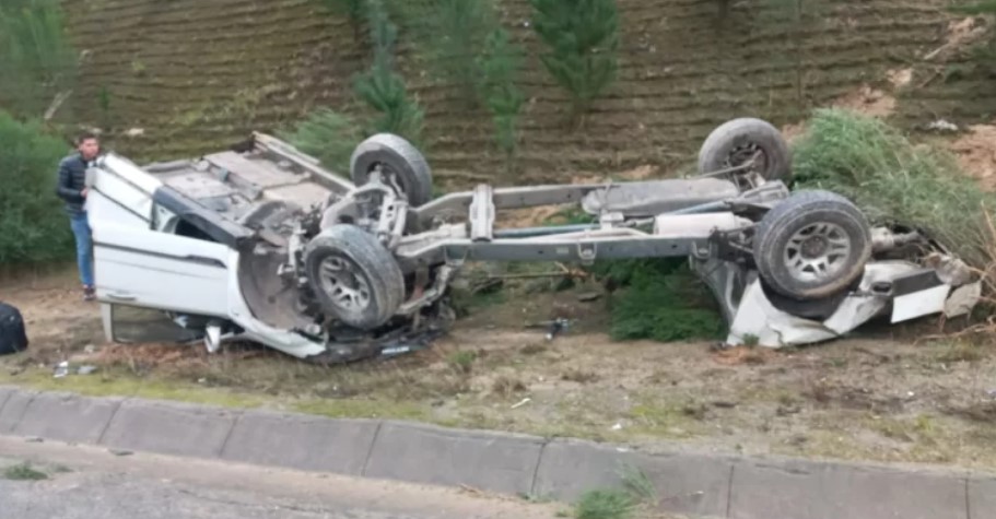 Vehículo quedó totalmente destruido tras volcar en ruta que une Cabrero y Concepción