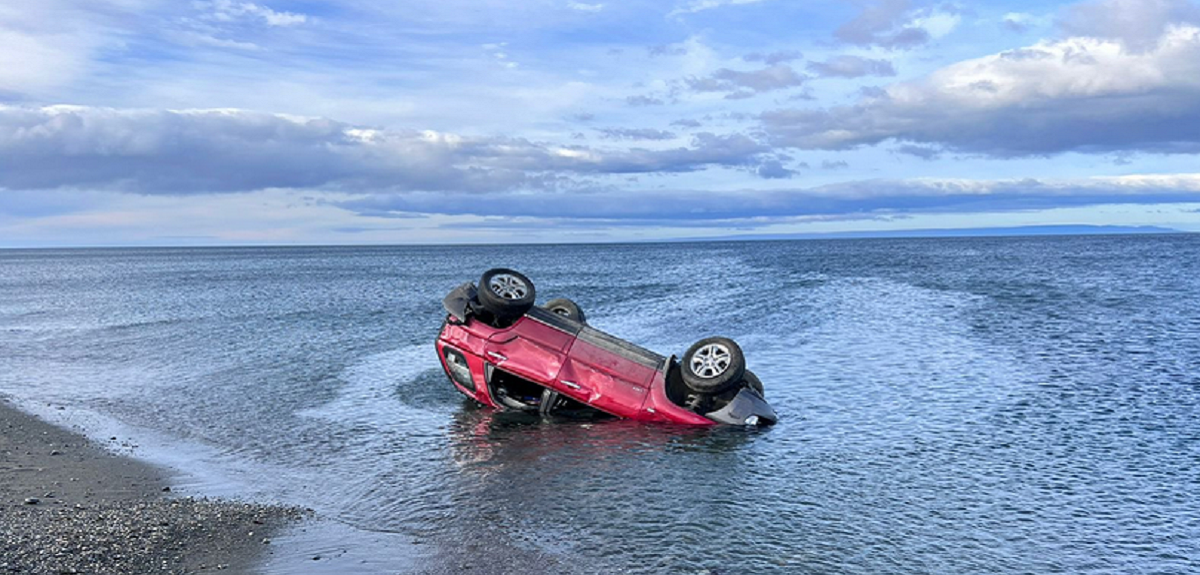 Carabinero rescató a mujer y su hija tras volcar en el Estrecho de Magallanes: 