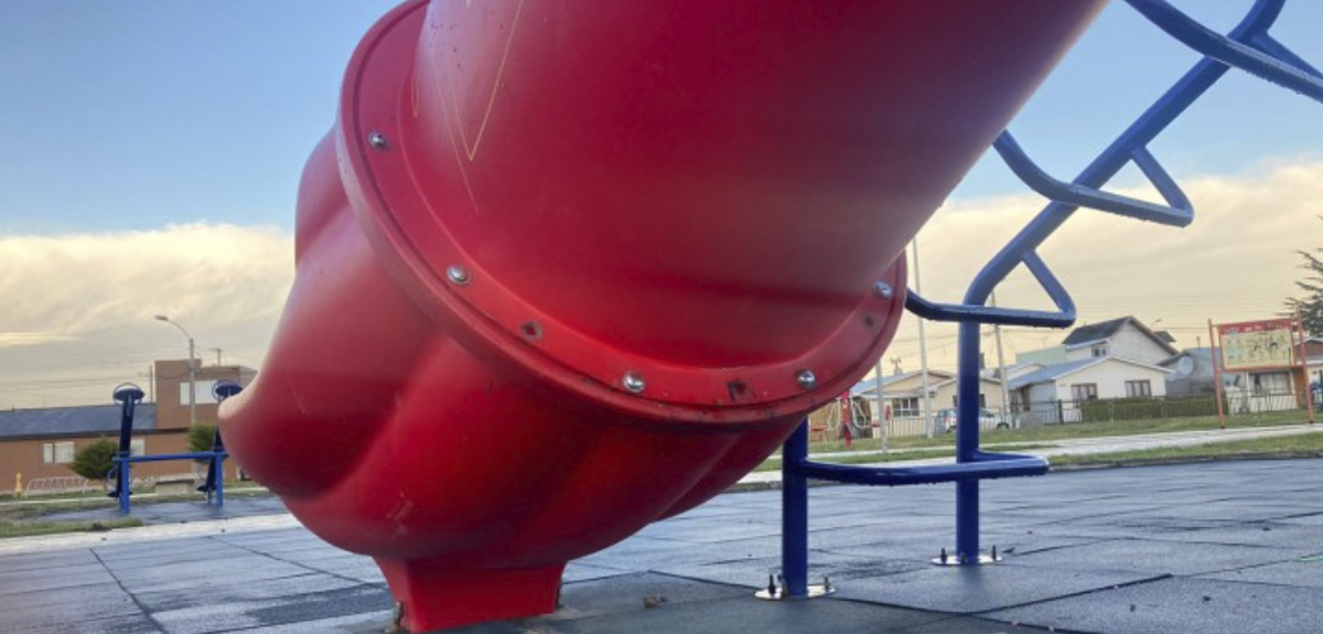 Costó 3 mil pesos: repararon tobogán donde se atascó el Presidente Boric