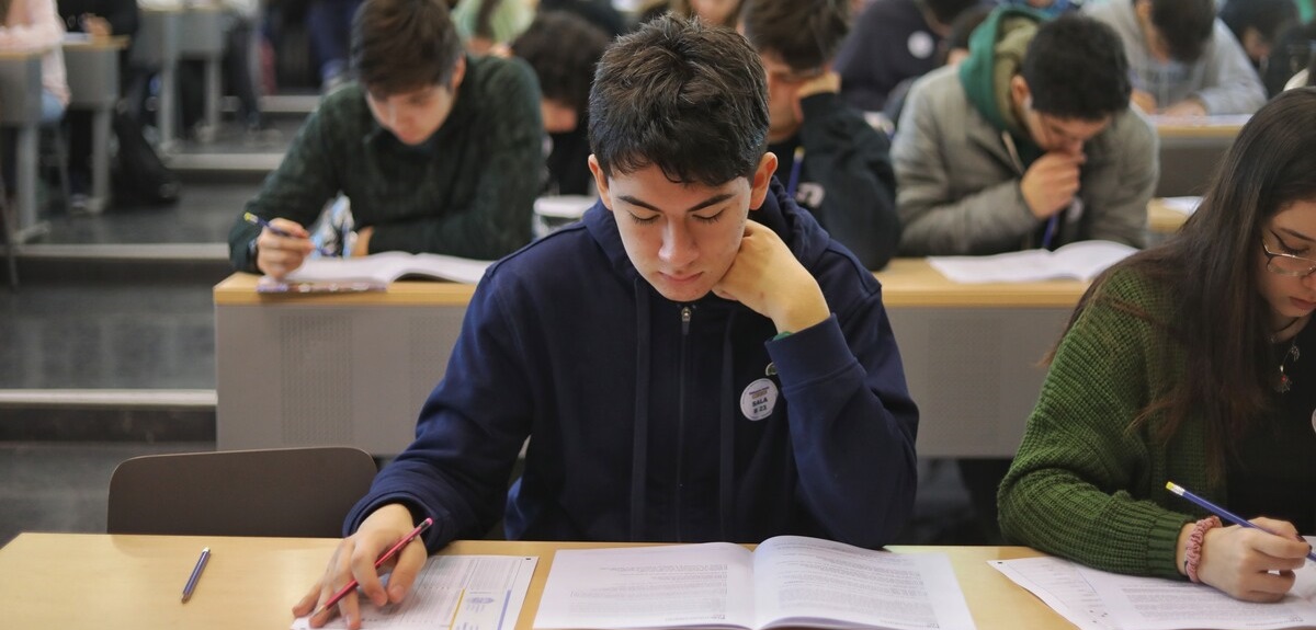 Revelan las 60 carreras con mejores sueldos: aumentan cifras al quinto año laboral