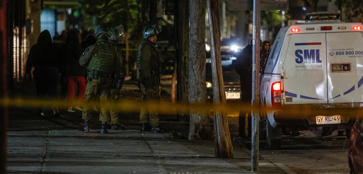 Dos adolescentes mueren baleados en Santiago Centro: habrían participado en portonazo