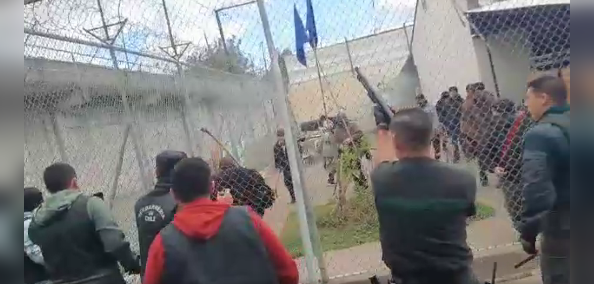 Captan momento exacto en que comuneros mapuches retuvieron a tres gendarmes en cárcel de Angol