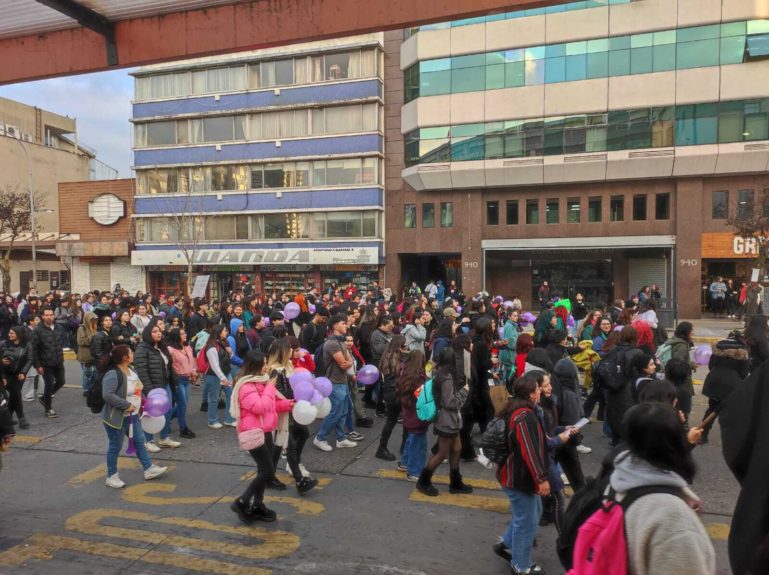 "Justicia para Rennatta": barricadas y lacrimógenas deja marcha por joven hallada muerta en Lirquén