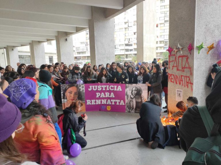 "Justicia para Rennatta": barricadas y lacrimógenas deja marcha por joven hallada muerta en Lirquén