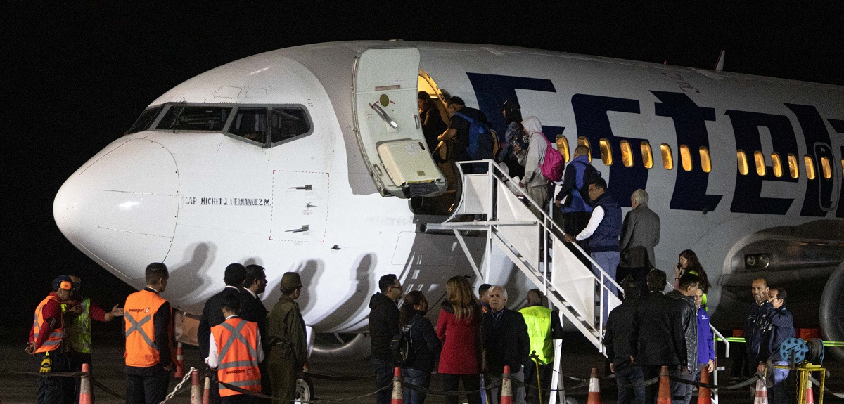 En medio de crisis en frontera: más de 100 venezolanos salieron de Chile en avión de retorno