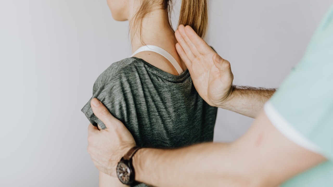 Detienen a kinesiólogo denunciado por abuso sexual en centro médico de Temuco: quedó con cautelares