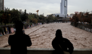 Gobierno llama a "acumular agua de manera responsable" ante eventual corte de suministro en Santiago