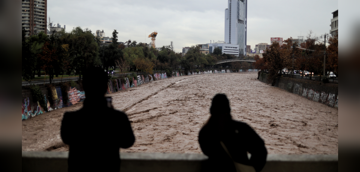 Gobierno llama a "acumular agua de manera responsable" ante eventual corte de suministro en Santiago