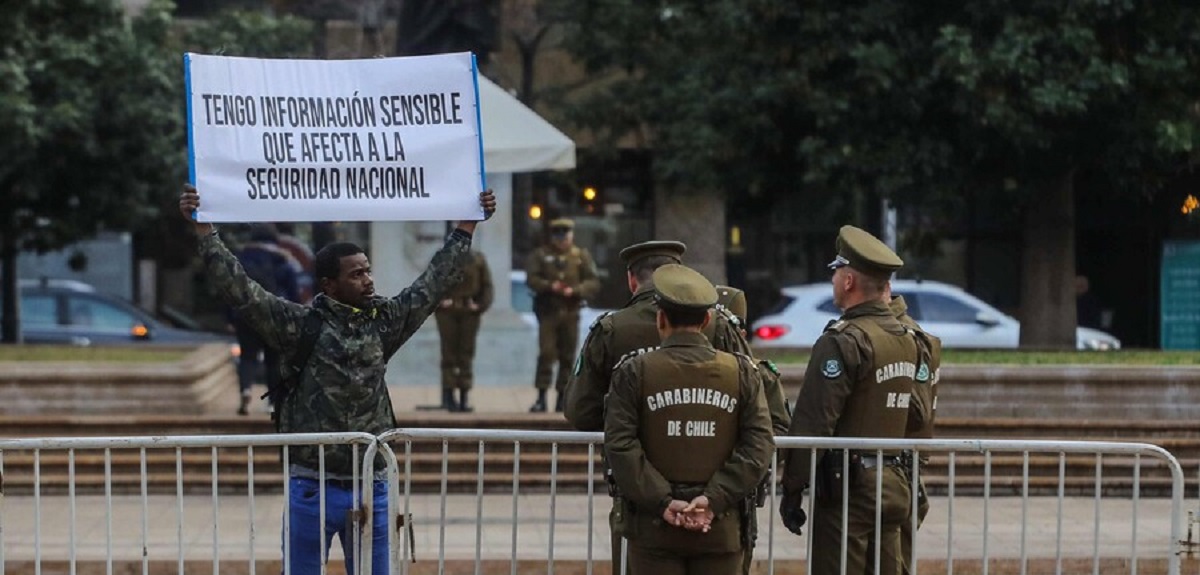 Hombre con cartel logra entrar a La Moneda: "Tengo información que afecta la seguridad nacional"