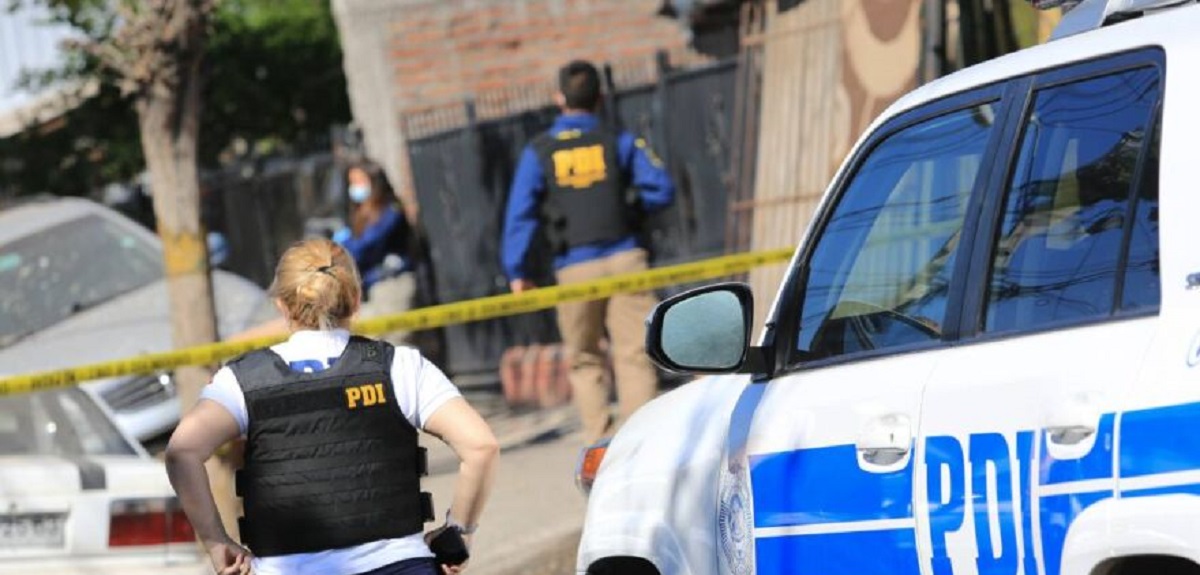 Reportan que hombre murió desangrado en Santiago tras escapar de asalto: intentó saltar reja