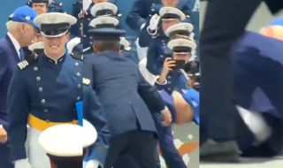 Joe Biden sufrió caída en pleno acto de EE.UU. y genera preocupación: así fue el momento