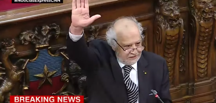 Consejo Constitucional: el significado del gesto de Miguel Littin durante su discurso en la sesión