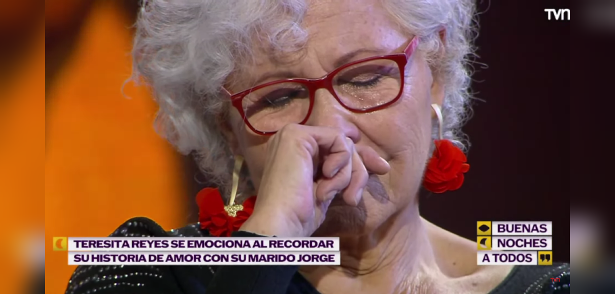 Teresita Reyes no aguantó las lágrimas al escuchar canción que le dedicó su fallecido esposo.