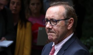 Kevin Spacey fue absuelto de 9 cargos por delitos sexuales: actor quebró en llanto tras veredicto