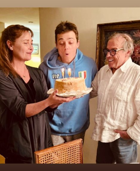 Simón Pesutic cumpleaños 30 con sus padres