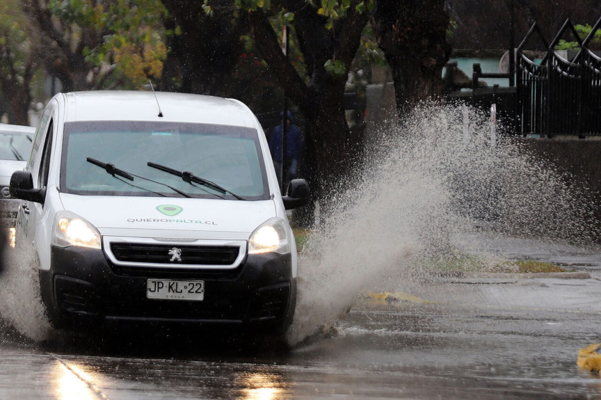 Auto salpicando agua