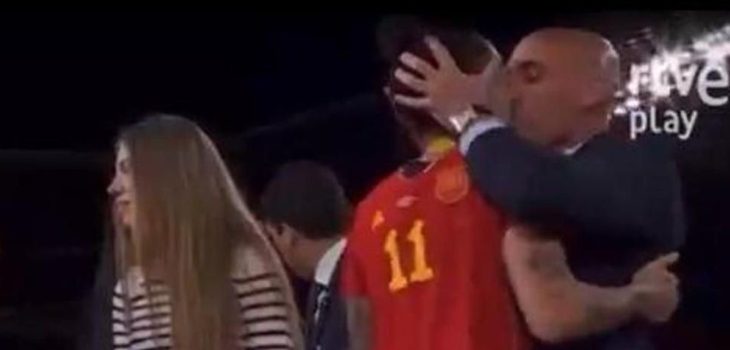 Polémica por beso sin consentimiento de presidente de federación de fútbol a una campeona del mundo
